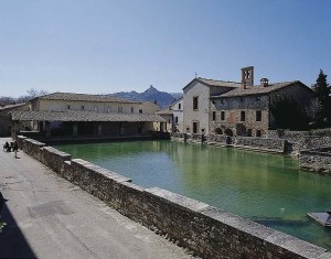 La piscina termale di Bagno Vignoni nel Senese