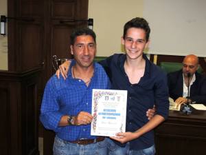 Luca con l'allenatore della rappresentativa giovanissimi Vincenzo Rosella durante la premiazione in Provincia