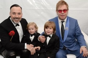 Elton John e compagno con i figli
