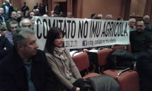 La protesta contro l'Imu agricola durante il recente convegno di Forza Italia