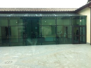 Un corridoio a vetri nel chiostro interno