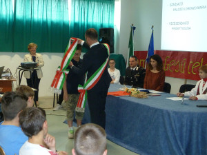 Il sindaco dei grandi (Moneta) consegna la fascia al sindaco dei piccoli (Lorenzo Maria Palozzi)