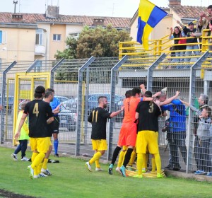 La Viterbese festeggia il gol vincente di Saraniti