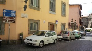 Via San Pellegrino, parcheggio libero lungo le mura storiche
