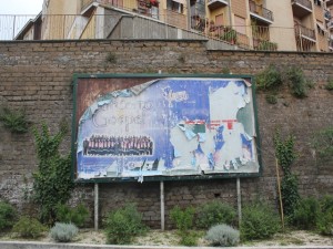 Il cartellone a via Genova