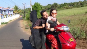 Paolo e Ludovica, a spasso per Goa in motorino