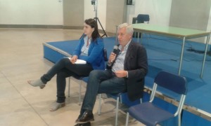Il sindaco Leonardo Michelini e la vice Luisa Ciambella durante l'incontro con i cittadini alla Mazzetta