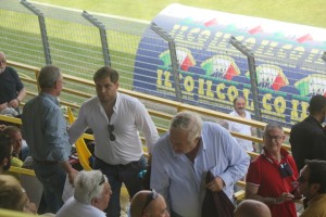 L'arrivo di Piero Camilli, insieme al figlio minore Luciano, in tribuna