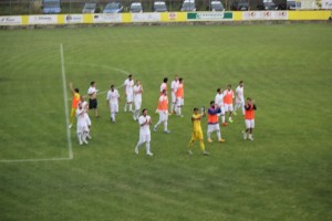 Il saluto della squadra dopo l'ultima gara stagionale contro il Taranto