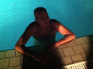 Giovanni Arena in piscina: si allena da un anno per attraversare a nuoto lo Stretto di Messina