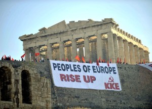 Una manifestazione del Partito comunista greco al Partenone