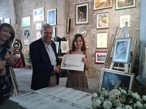 Il sindaco Michelini consegna il diploma ad un'allieva della scuola Next