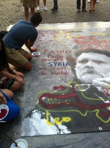 Ragazzi siriani lavorano su un ritratto di padre Dall'Oglio