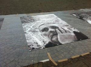 Un'immagine di padre Paolo Dall'Oglio in piazza del Comune