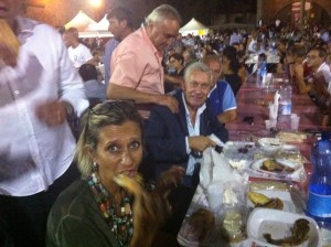 Il sindaco Michelini al tavolo con Maria Rita De Alexandris alle cene dei facchini