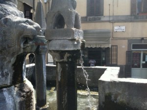 La cannella di Fontana Grande danneggiata
