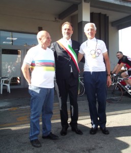Il sindaco Luciano Cimarello con Sante Ranucci e Livio Trapè