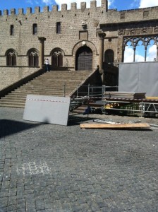 Il palco in piazza San Lorenzo