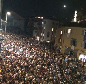 L'incredibile folla in piazza Verdi dopo l'arrivo della Macchina al monastero di Santa Rosa