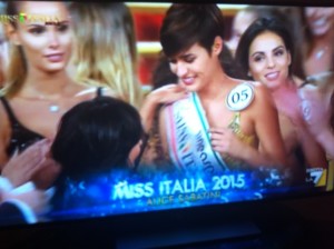 Patrizia Mirigliani, organizzatrice dell'evento, consegna la fascia di Miss Italia ad Alice Sabatini