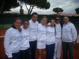 Giorgio e Fausto Barili con il maestro Paolo Ricci e alcune giocatrici della squadra di A1