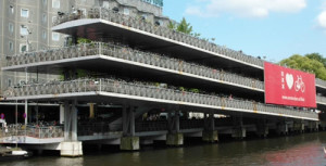 L'incredibile e stracolmi parcheggio per bici di Amsterdam