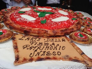 E c'è pure la torta a forma di pizza, per festeggiare il riconoscimento