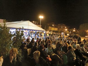 La folla radunata davanti al maxischermo a Montalto di Castro