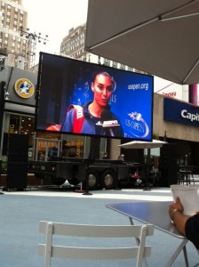 Flavia Pennetta sul maxischermo per gli Us Open a Penn plaza, Manhattan