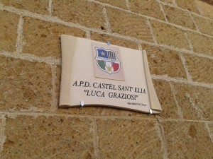 La targa scoperta al campo di Castel S. Elia