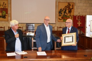 Il professor Torelli riceve la cittadinanza onoraria dal sindaco Mazzola
