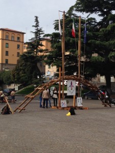Il totem con le bandiere in piazza dei Caduti