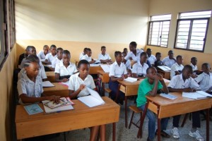 I ragazzi in aula nella nuova scuola inaugurata da Semi di Pace a Kinshasa