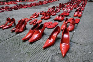 Le scarpette rosse simbolo della violenza sulle donne