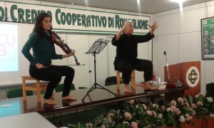 La performance di Sista Bramini (a destra), accompagnata da Camilla Dell'Agnola