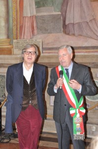 Vittorio Sgarbi e il sindaco Michelini durante l'inaugurazione della Mostra "La vita silenziosa delle cose"