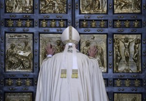 Papa Francesco apre la Porta Santa per il Giubileo straordinario