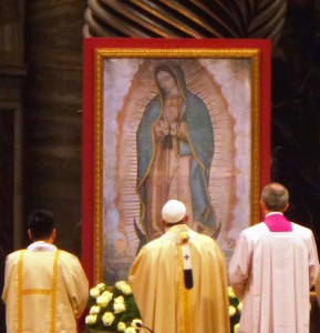 Papa Francesco davanti al dipinto della Madonna di Guadalupe