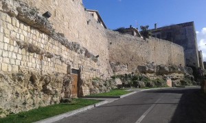 tarquinia Via Valverde con le mura restaurate nel 2009