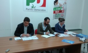 Il Pd spiega la legge di stabilità: ai lati i deputati Alessandro Mazzola e Alessandra Terrosi, al centro il segretario provinciale Andrea Egidi