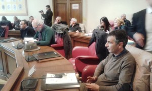 In primo piano, Vincenzo Grasselli (sindaco di Vignanello), unico ad astenersi sulla cessione di quote di Talete ai privati