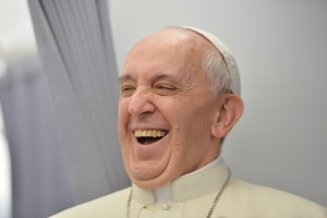 Papa Francesco sorridente all'arrivo in Brasile