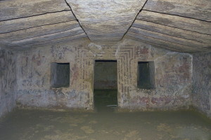 L'interno della tomba degli Scudi