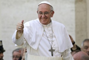 Papa Francesco e uno dei suoi gesti caratteristici