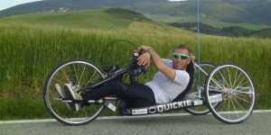 Pietro Scidurlo con l'handbike sta percorrendo la Francigena