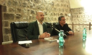 Monsignor Dario Viganò, a destra, con il giornalista Gennaro Ferrara di Tv2000