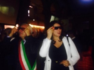 Il sindaco Michelini e la vice Luisa Ciambella alle prese con gli occhiali 3D