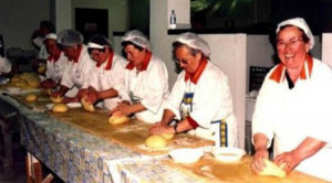 Le donne di Bomarzo preparano il tradizionale biscotto