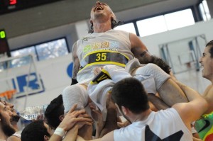 Fabio Marcante, grande protagonista della stagione, portato in trionfo dai compagni