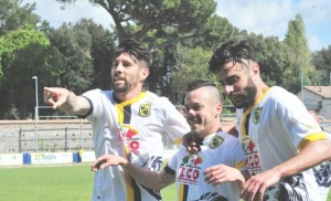 La Viterbese festeggia il primo gol contro il Muravera